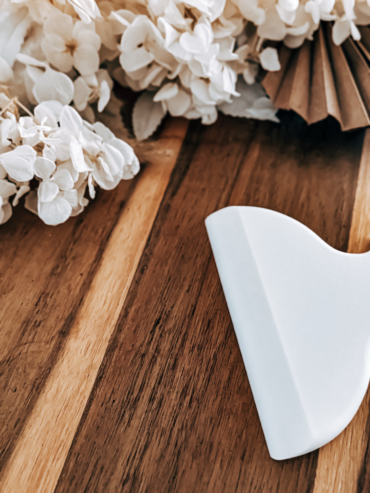 White Signature Fondant Scraper by O'Khach, close-up of the curved scraping edge