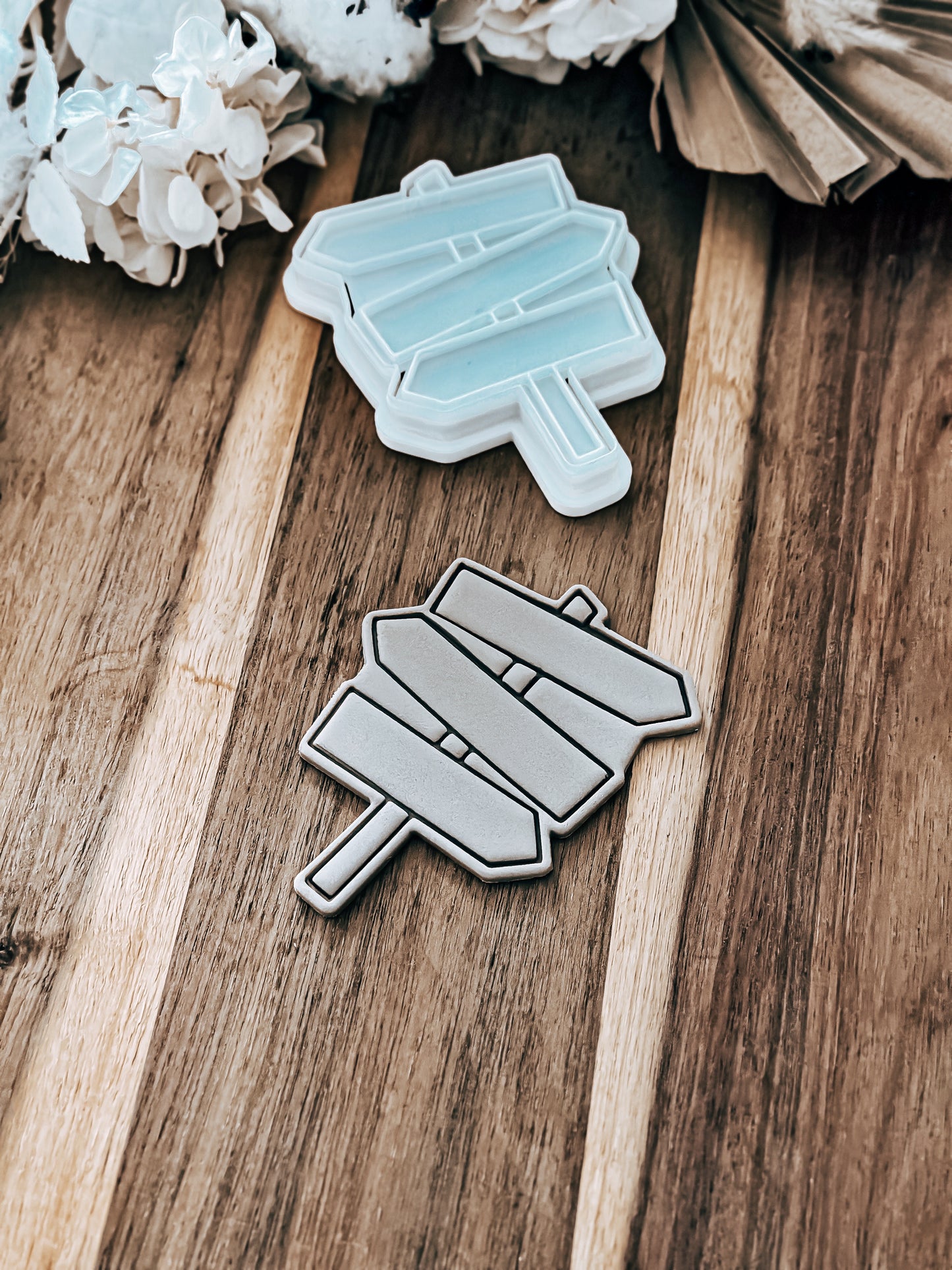 Sign (3 Planks) Cookie Stamp and Cutter - Ideal for Fondant & Sugar Cookies